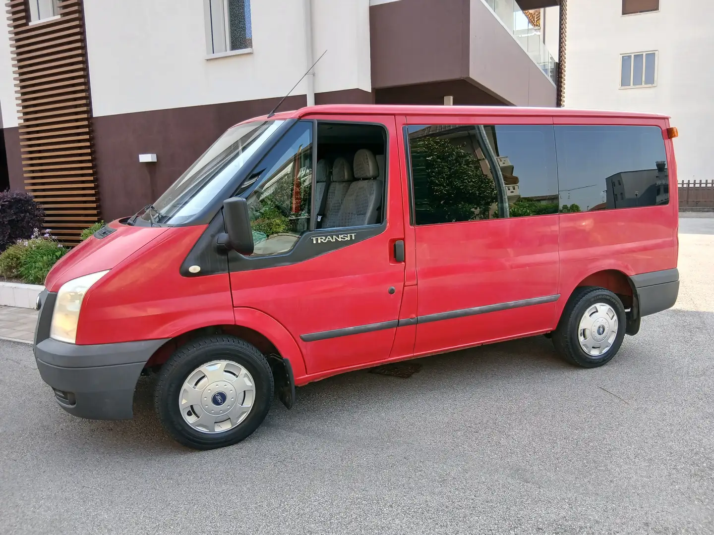 Ford Transit Bus 2.2 Cdti 86 cv 9 POSTI Rosso - 2