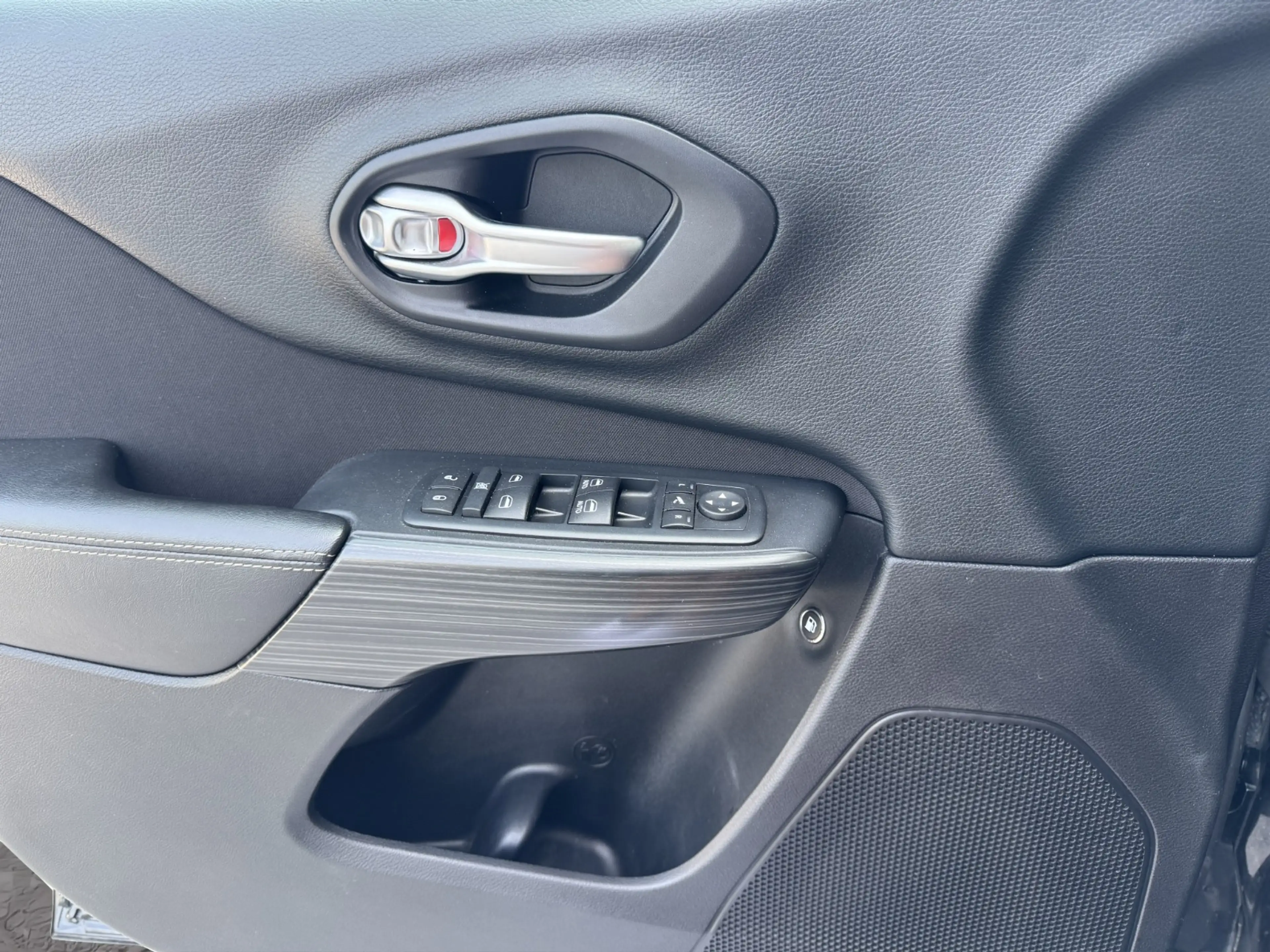 Jeep Cherokee 2.2 MultiJet II AWD Longitude — photo 15
