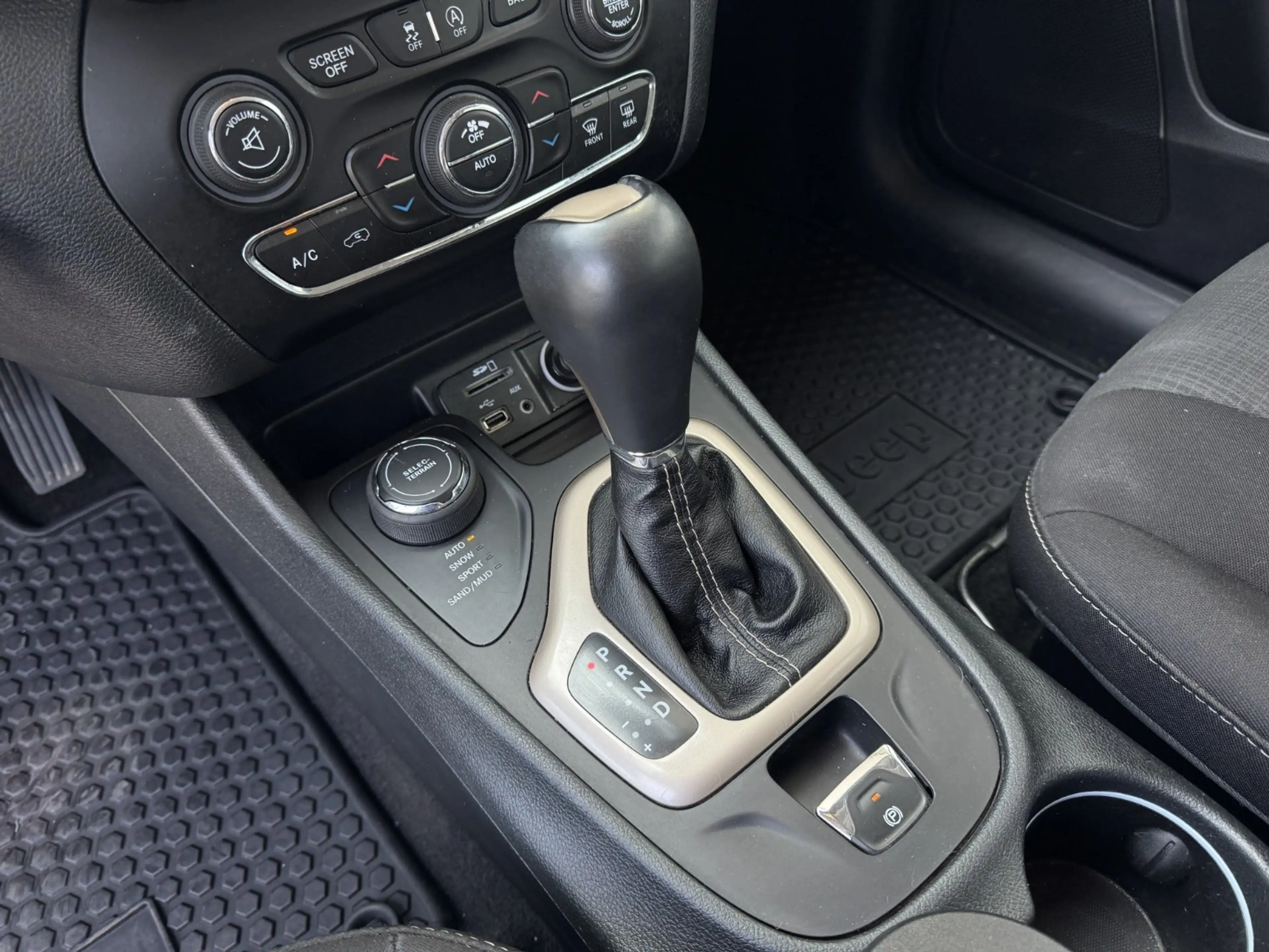 Jeep Cherokee 2.2 MultiJet II AWD Longitude — photo 14