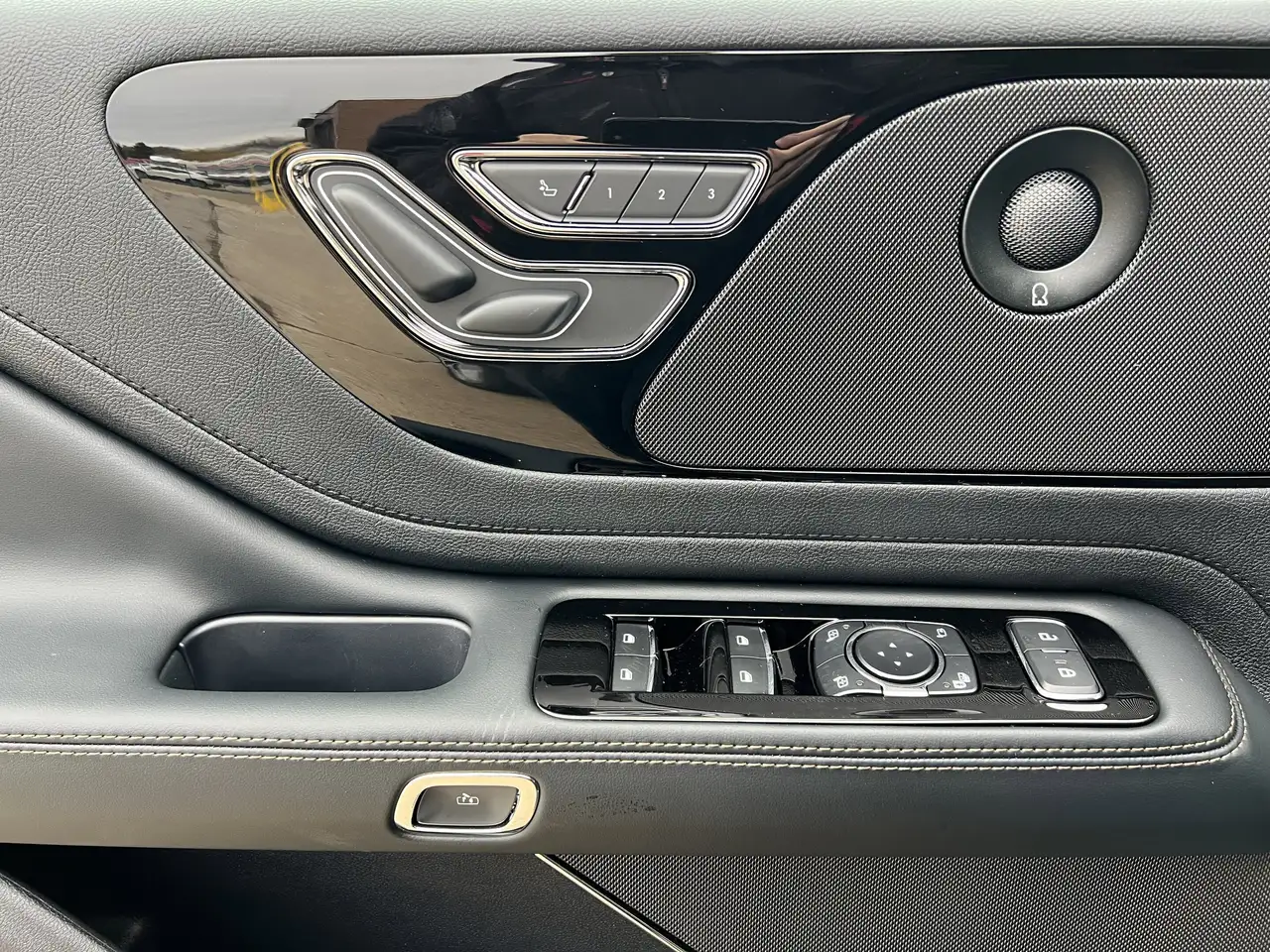 Lincoln Aviator снимка Lincoln Aviator