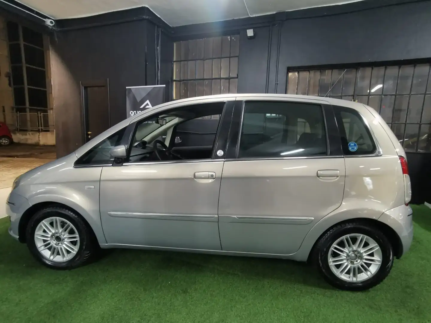 Lancia MUSA 1.4 8v E-Collection ecochic GPL Grau - 2