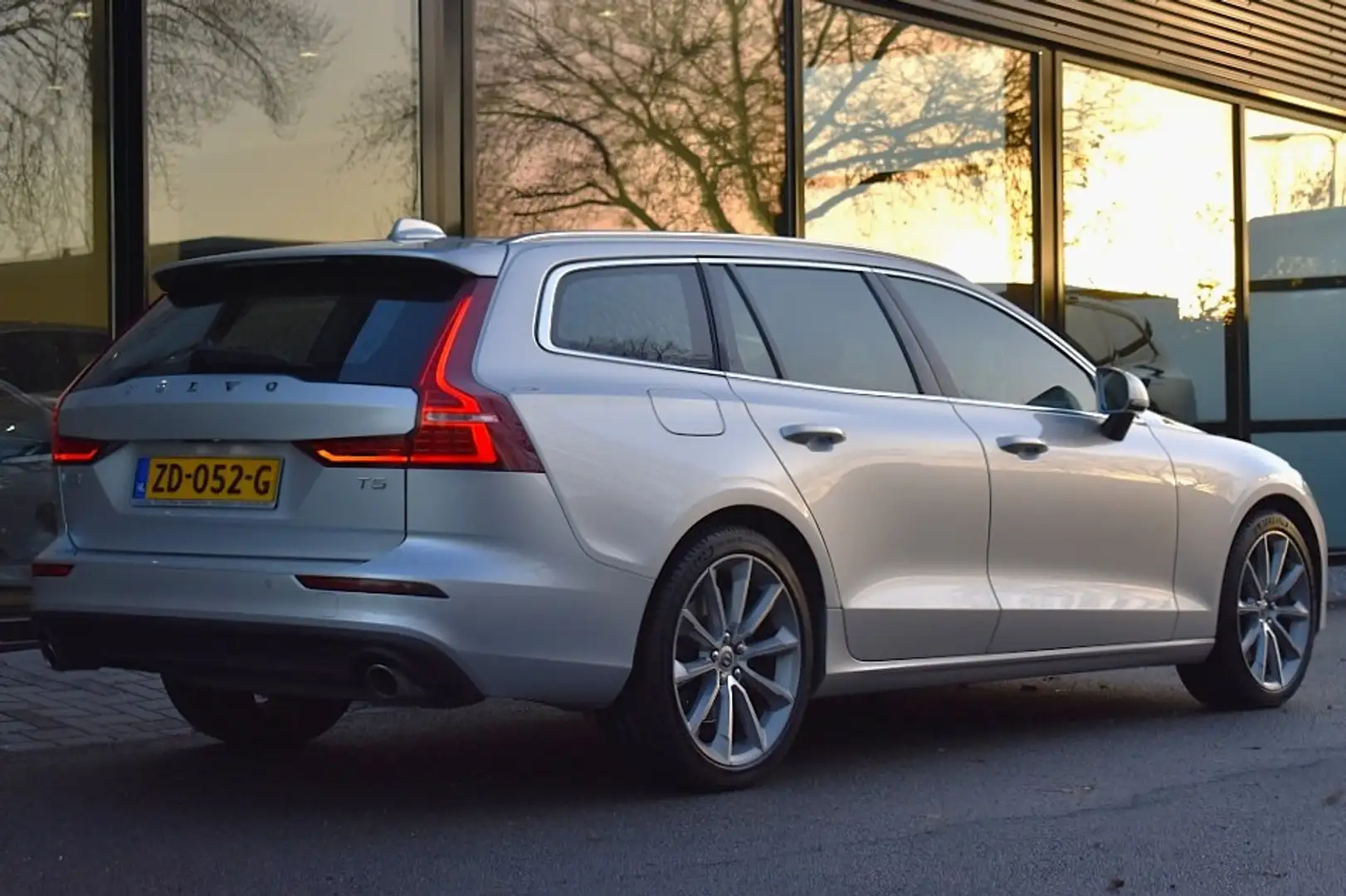 Volvo V60 T5 250pk Momentum | Climate | Leder | ACC & BLIS | Gris - 2