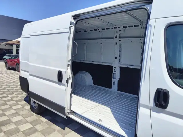 Peugeot Boxer view 3