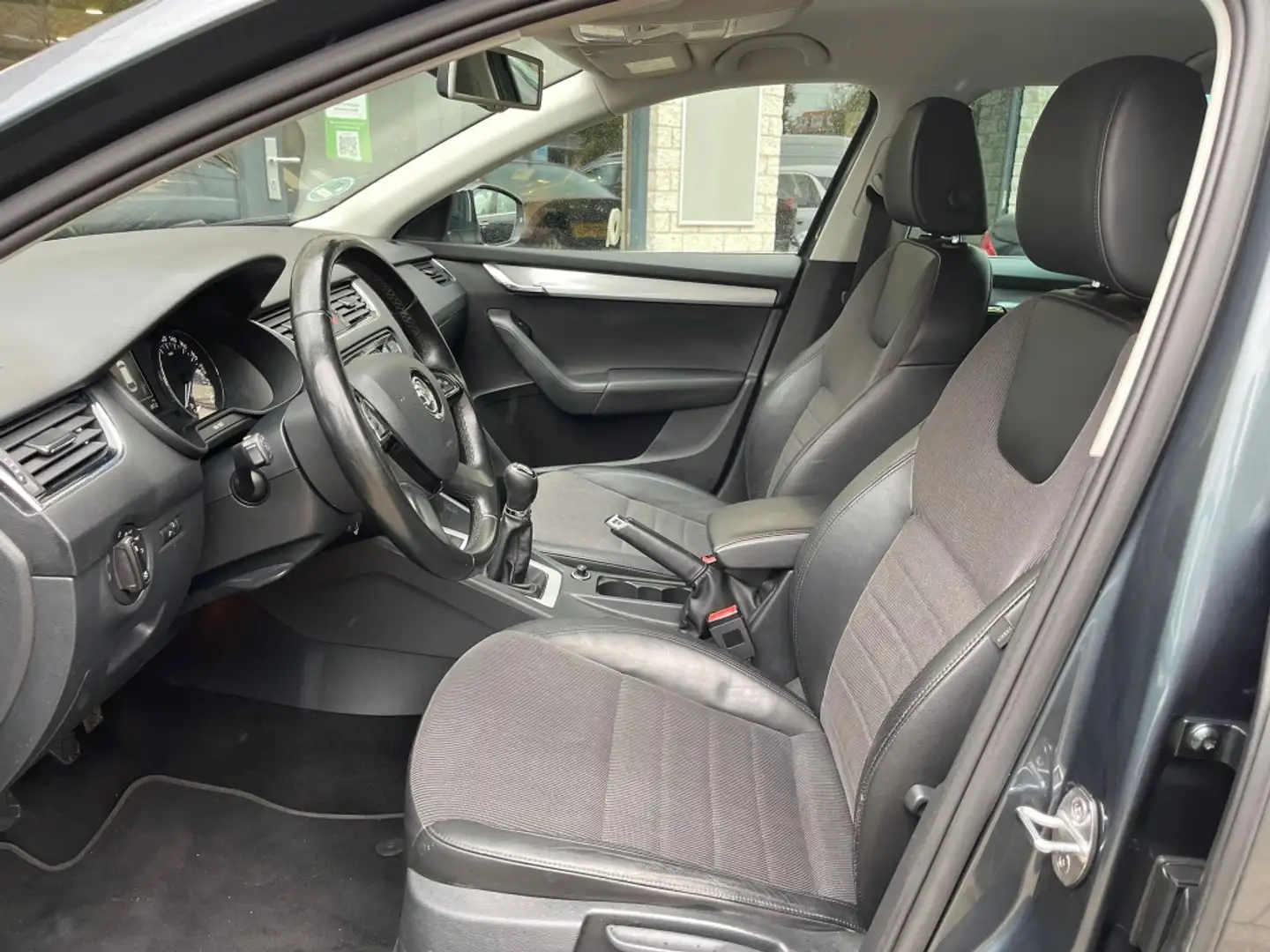 Skoda Octavia Combi 1.2 TSI Trekhaak Airco Distributie VV Grijs - 2