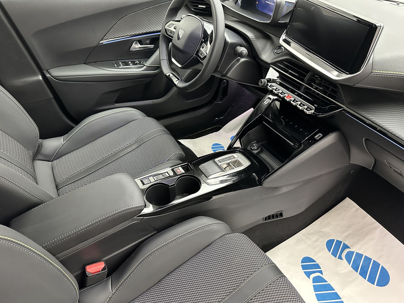 Peugeot 2008 Hybrid 145 GT "1 HAND-NAVI-CAM-MULTI-ALU" — photo 11