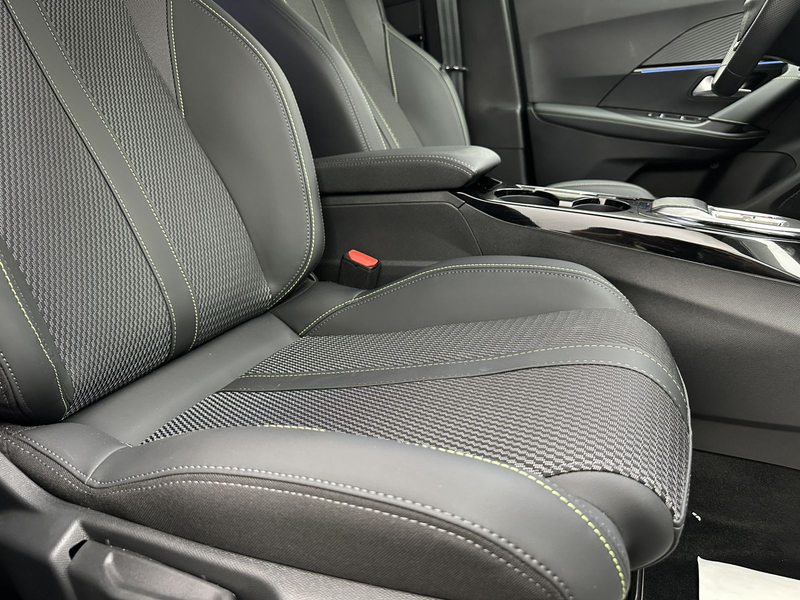 Peugeot 2008 Hybrid 145 GT "1 HAND-NAVI-CAM-MULTI-ALU" — photo 9