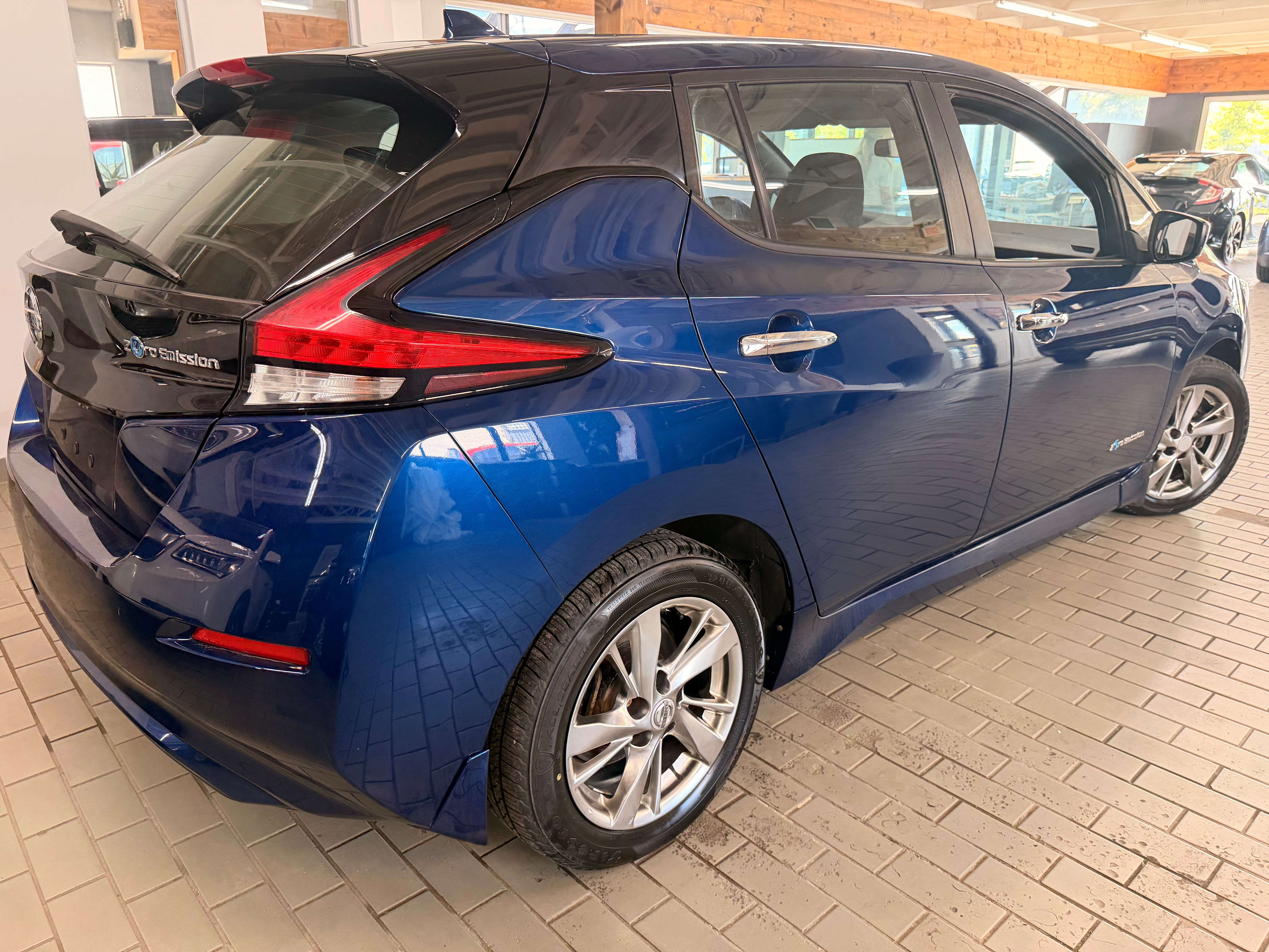 2018 Nissan Leaf S - Image 5