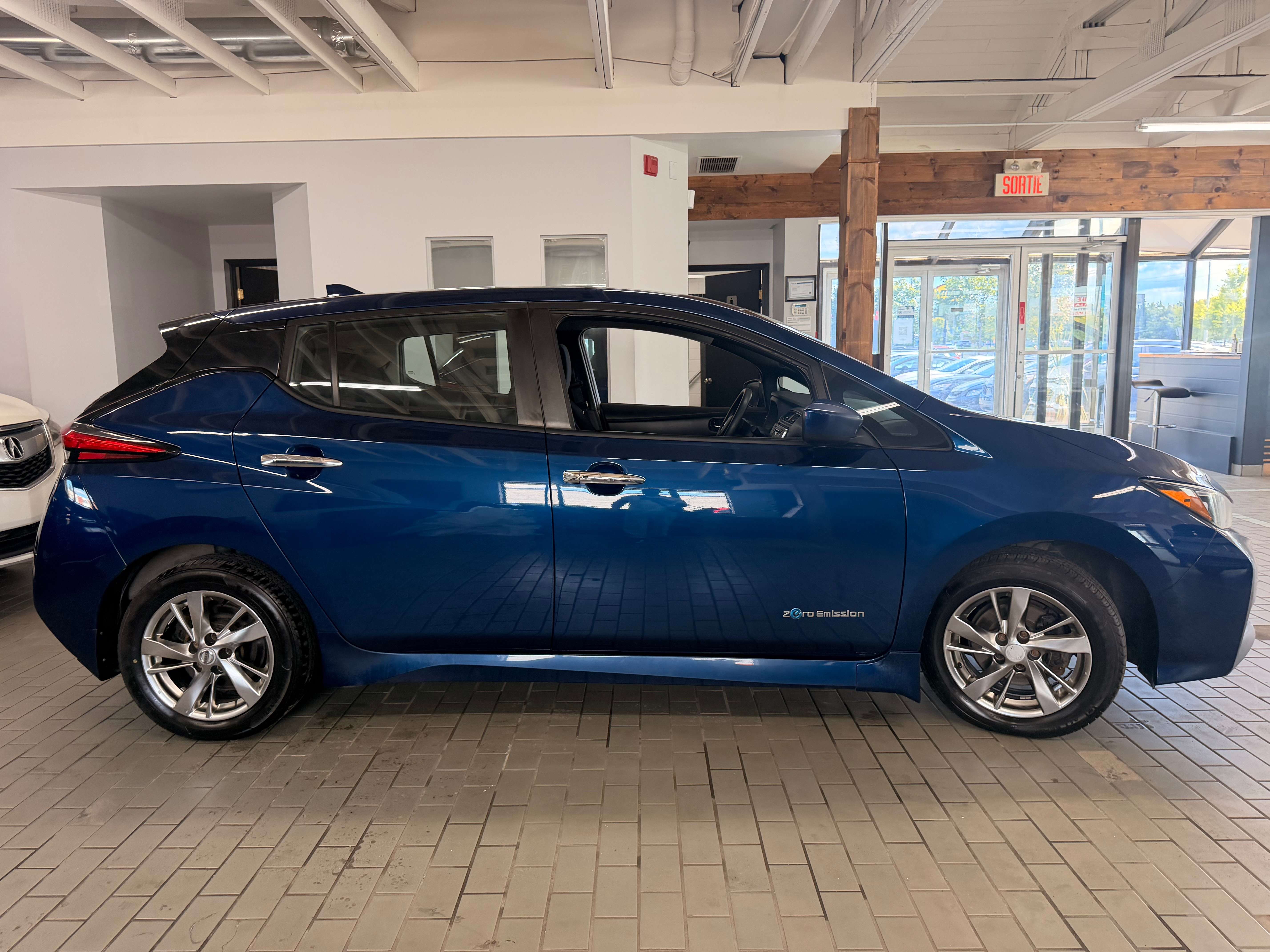2018 Nissan Leaf S - Image 6