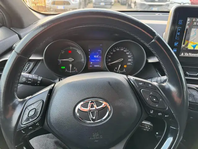 Toyota C-HR view 11
