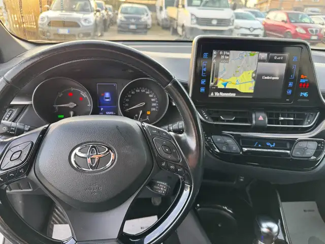 Toyota C-HR view 10