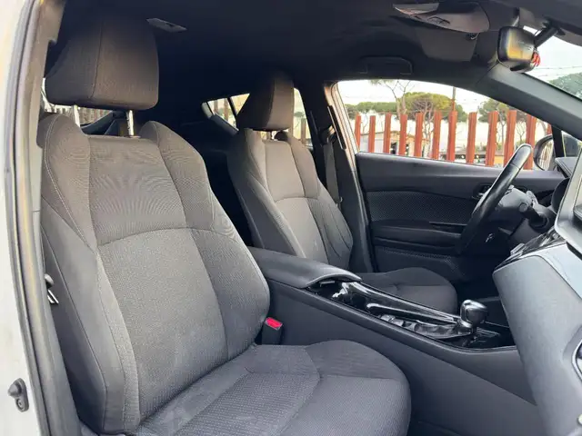 Toyota C-HR view 14