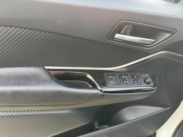 Toyota C-HR view 13