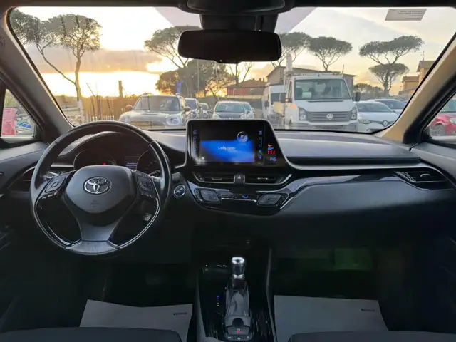 Toyota C-HR view 9