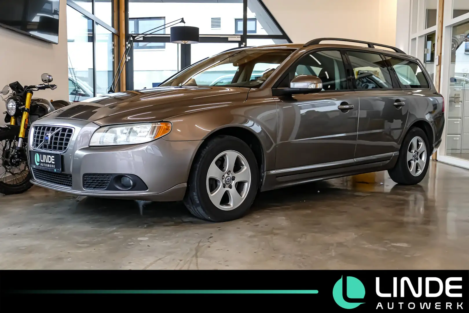 Volvo V70 Momentum |STANDH.|LEDER|SHZ|PDC|TEMPO|KLIMA Grijs - 1