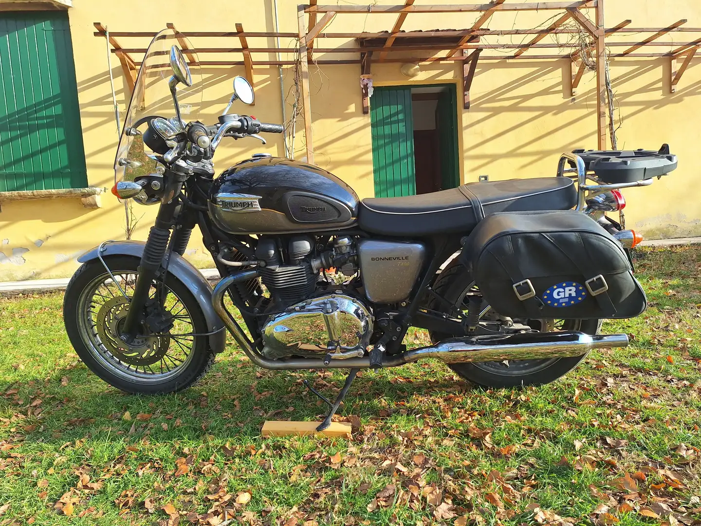 Triumph Bonneville T100 Schwarz - 2