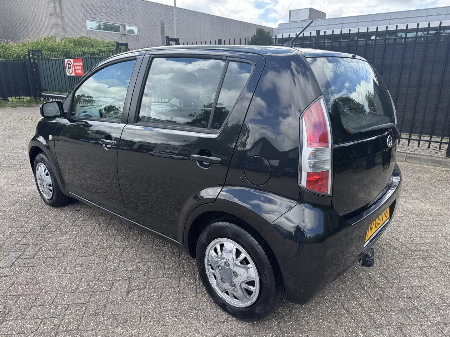 Daihatsu Sirion 2 1.3-16V Prestige 5 Drs Airco/StrBkr Negro - 2