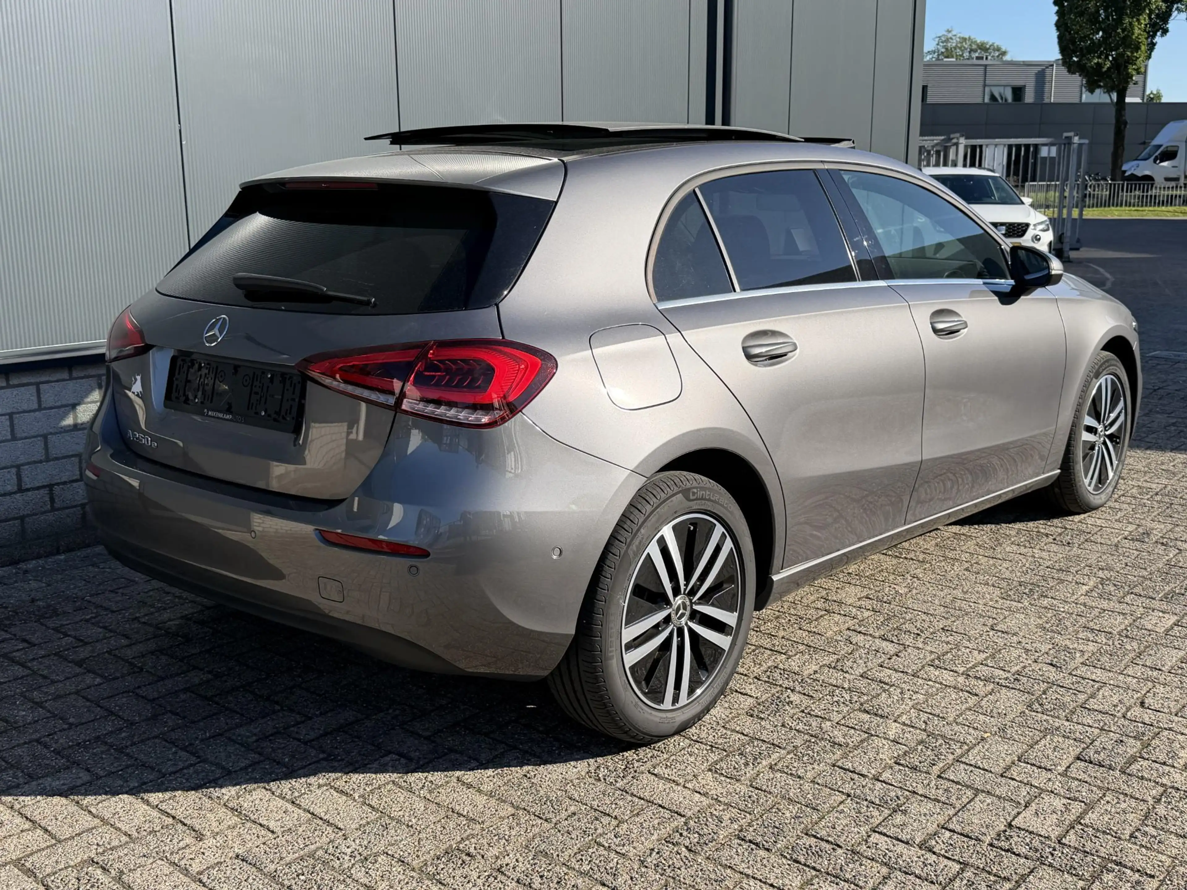Mercedes-Benz A 250 e Business Line 17"/Panoramadak/Adaptieve cruise/D — photo 2