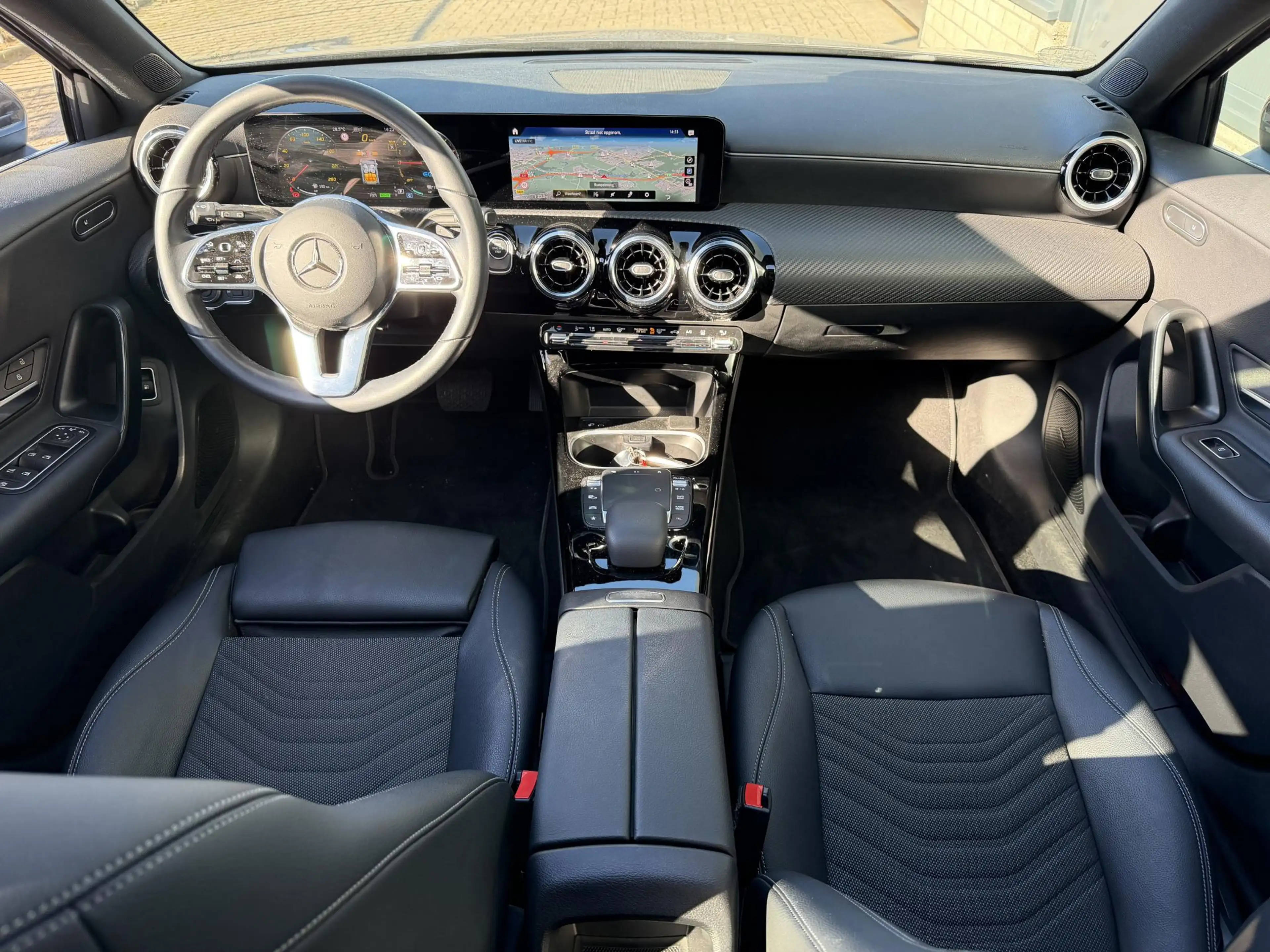 Mercedes-Benz A 250 e Business Line 17"/Panoramadak/Adaptieve cruise/D — photo 3