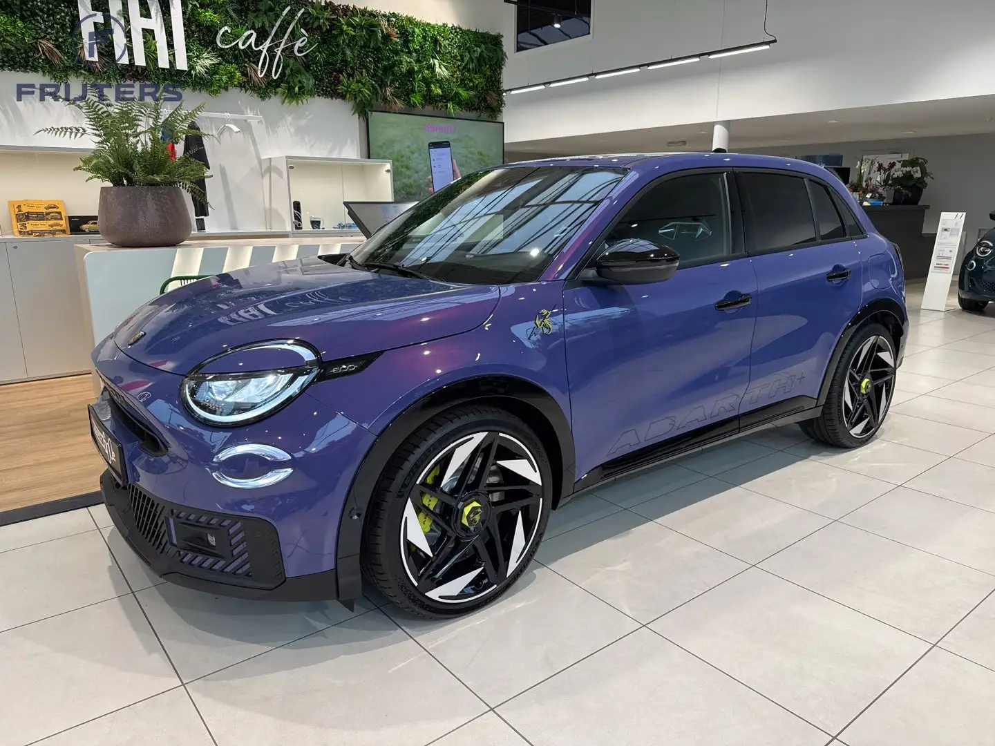 Abarth 600e Scorpionisimma electric 54kWh 280 pk [NIEUW] Lila - 1