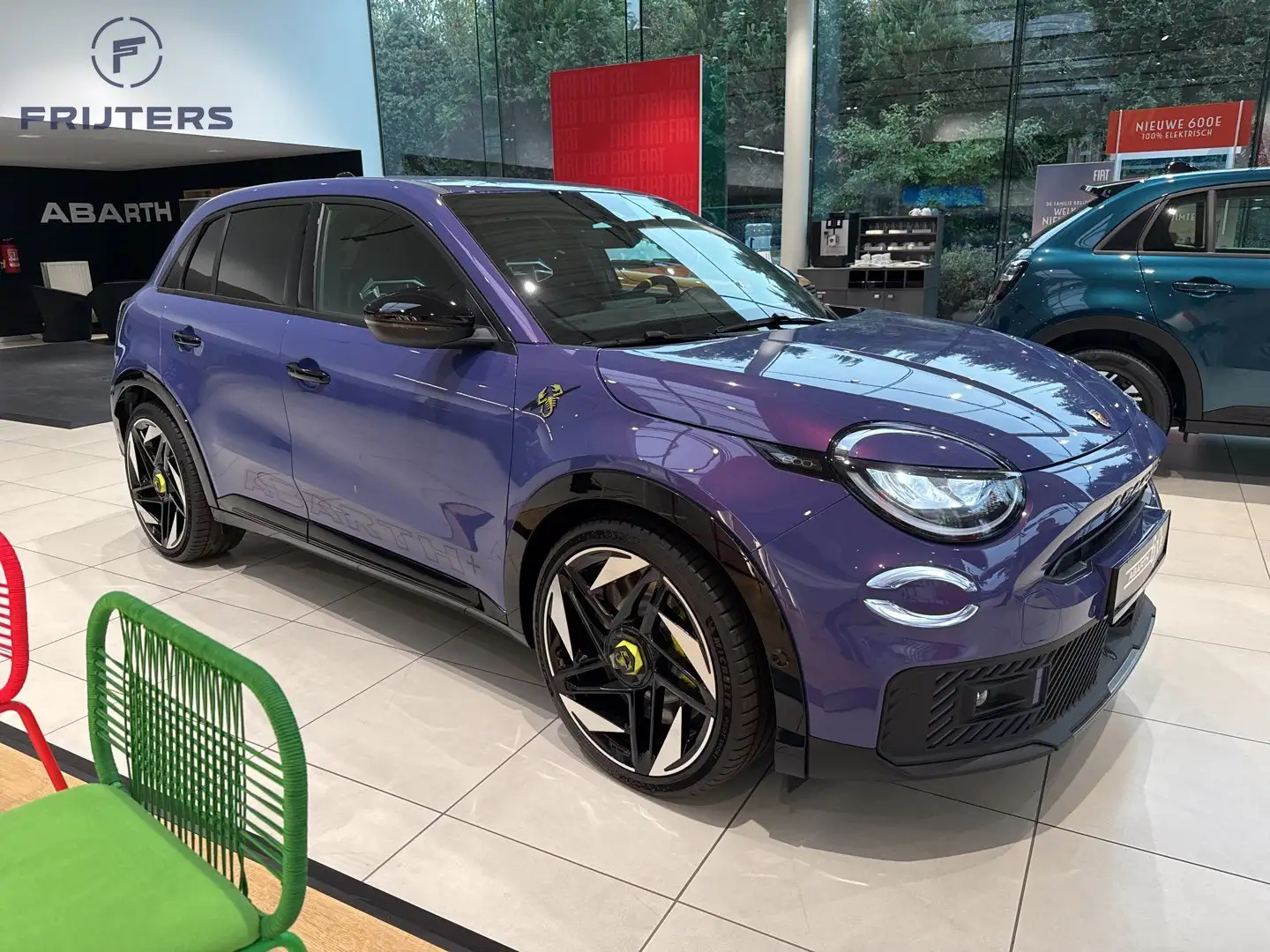 Abarth 600e Scorpionisimma electric 54kWh 280 pk [NIEUW] Lila - 2