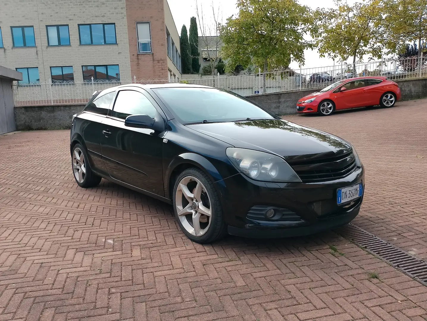 Opel Astra GTC 1.6 t. Cosmo 180cv 6m Gpl Noir - 1