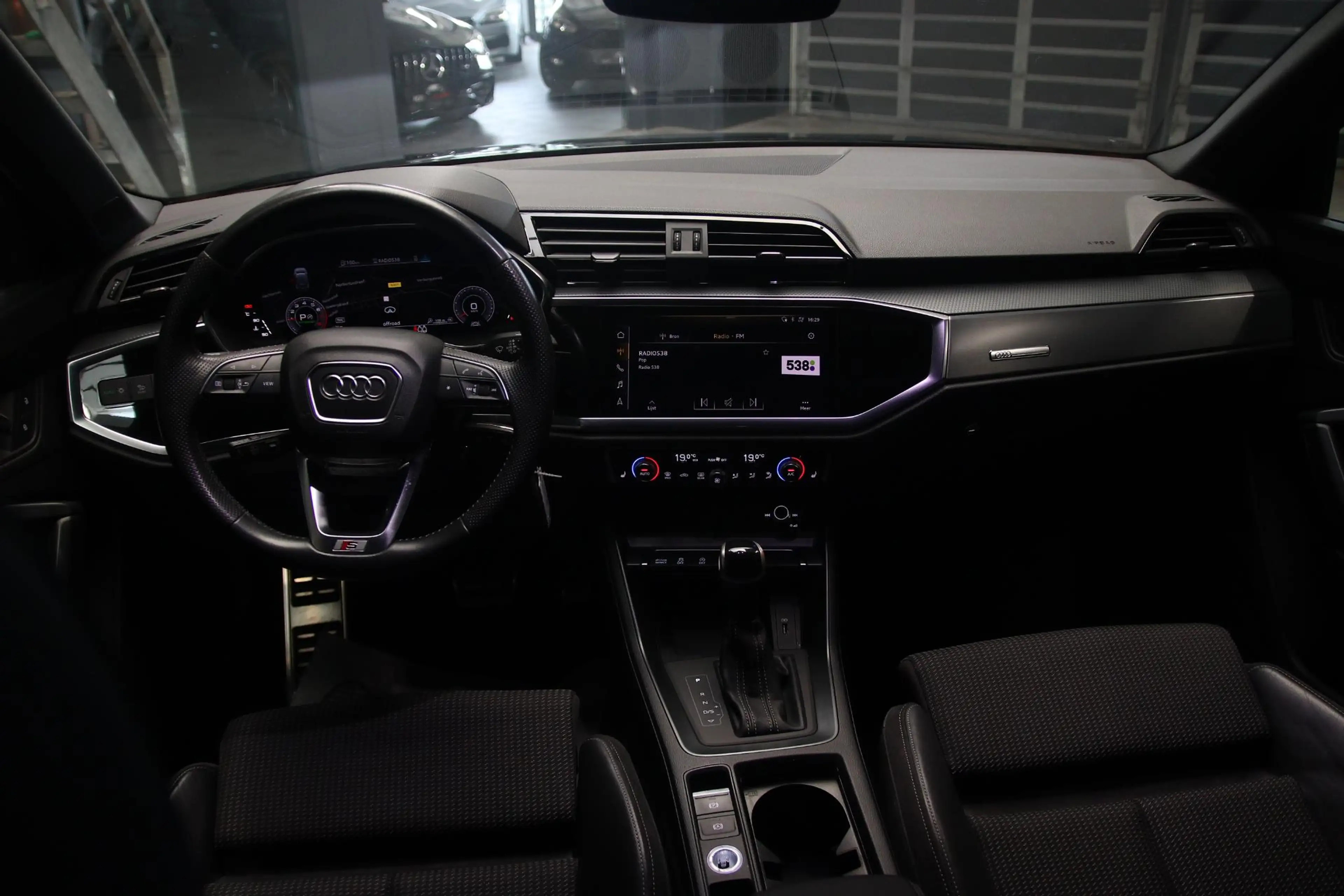 Audi Q3 35 TFSI 3x S-line VIRTUAL-CAMERA-TREKHAAK-LED-20'' — photo 2