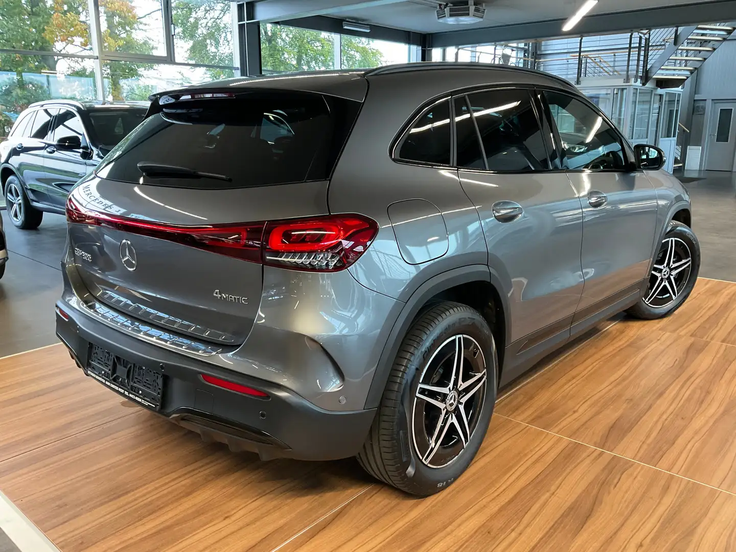 Mercedes-Benz EQA 300 EQA 300 4Matic AMG-Line NIGHT/KAMERA/ADVANCED Grau - 2