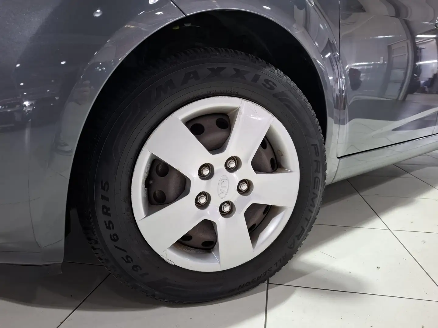Kia Venga 1.6 CVVT X-tra AUTOMAAT, Airco, cruise control Grijs - 2