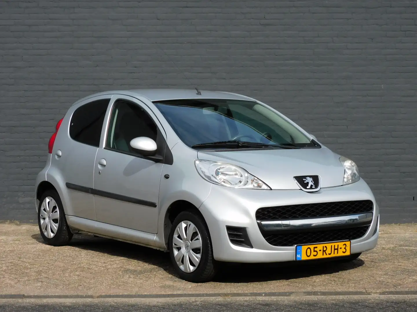 Peugeot 107 1.0-12V XS 4x ALL SEASON! AIRCO! TOP ONDERHOUDEN! Grijs - 2
