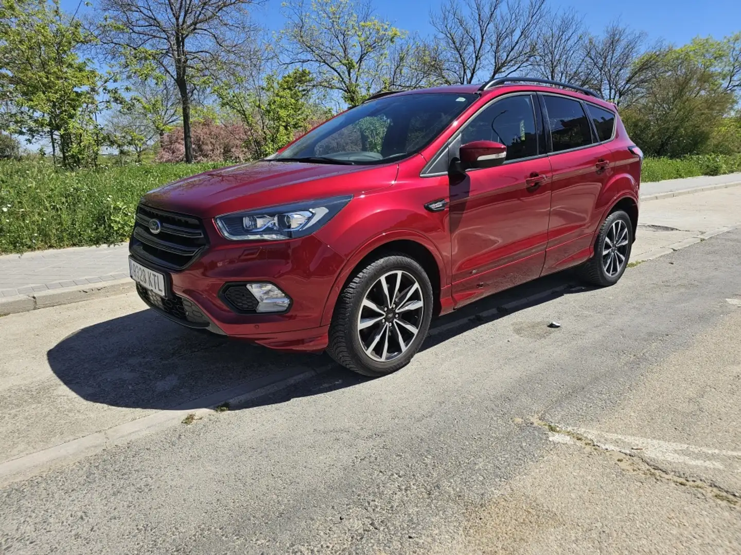 Ford Kuga 1.5 EcoB. S&S ST-Line 4x4 Aut. 176 Rouge - 1