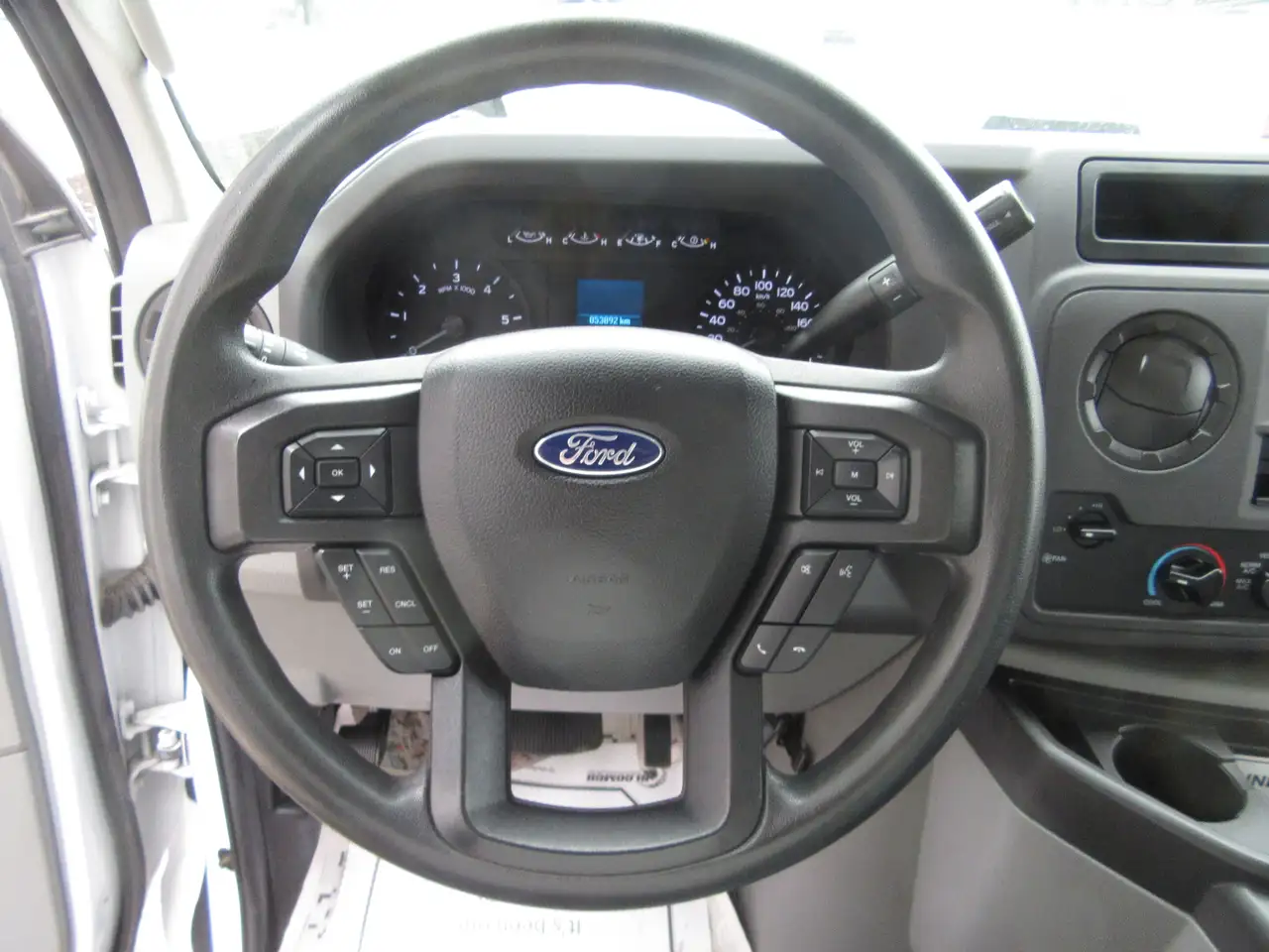 Ford E-450 снимка Ford E-450