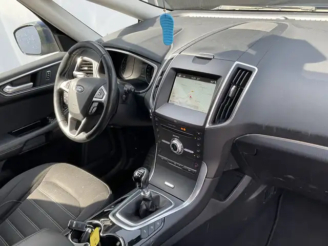 Ford Galaxy view 3