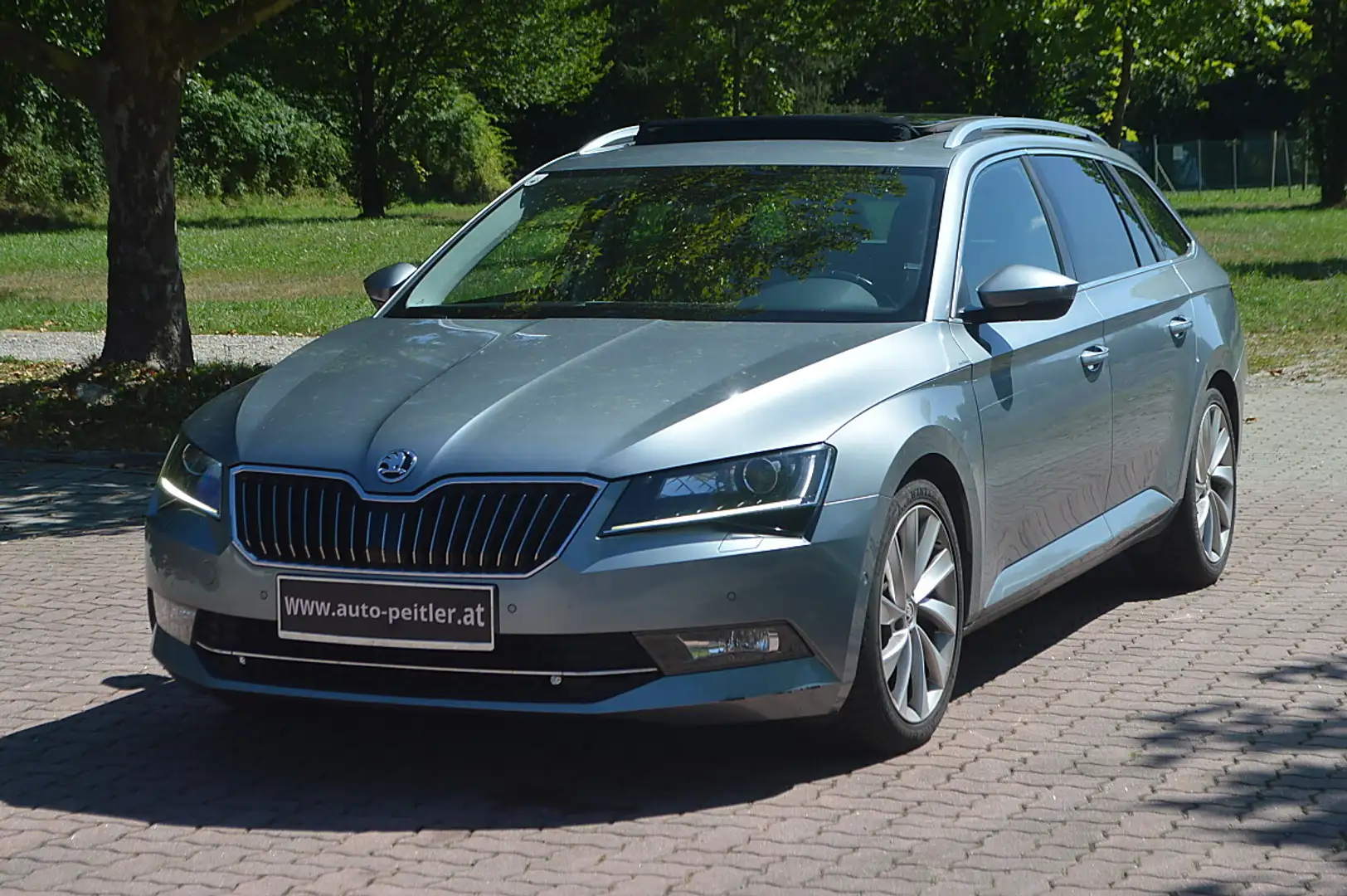 Skoda Superb Kombi 2,0 TDI 4x4+AHK+Panoramadach+XENON+ Grau - 2