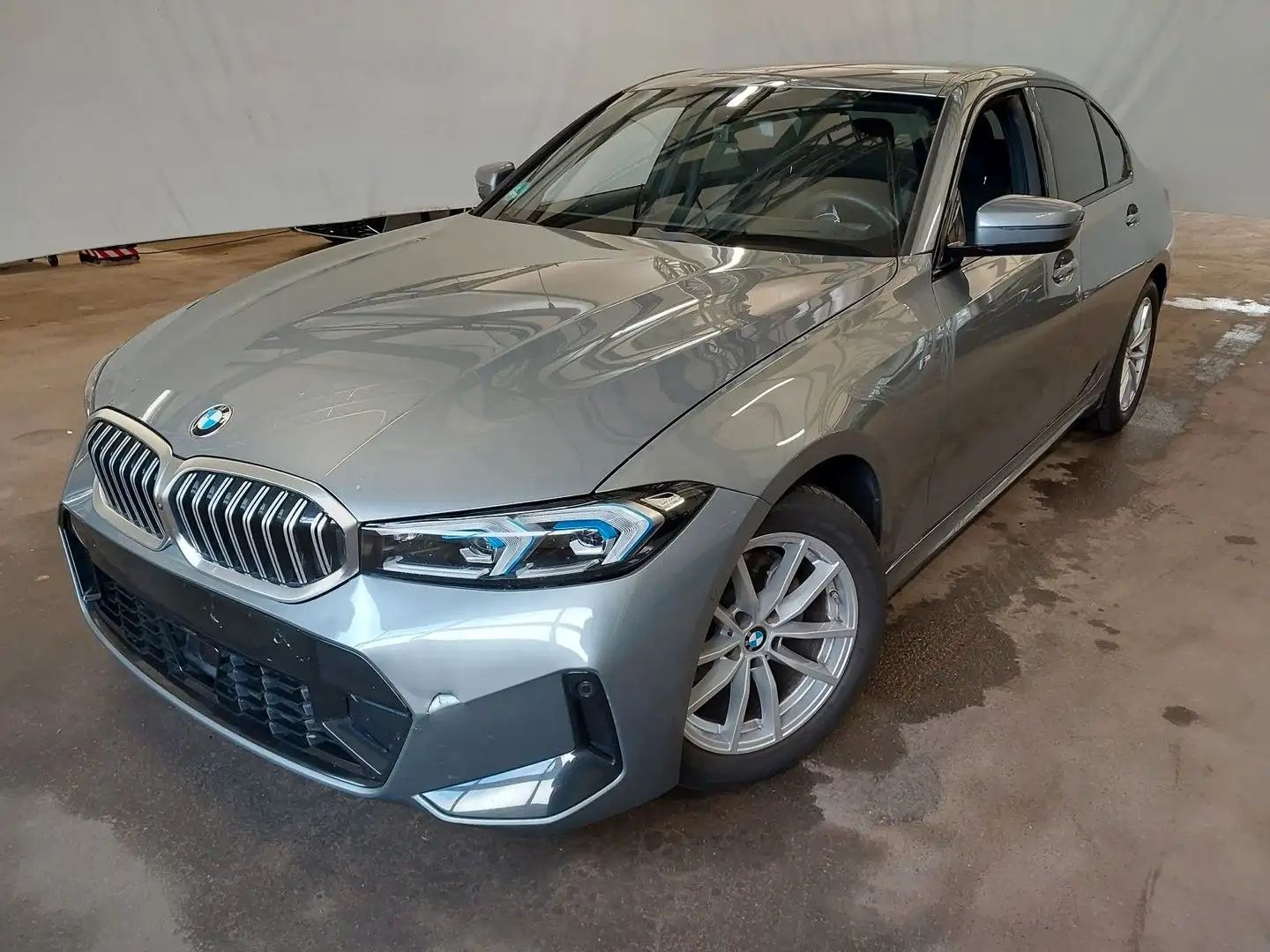 BMW 320 i Lim. M Sport ACC AHK LED 360° Memory SHZ Grau - 2