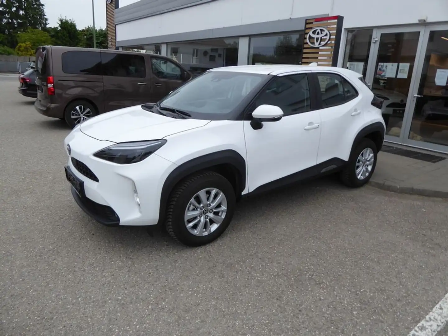 Toyota Yaris Cross 1,5 VVT-i Hybrid Active Aut. bijela - 2