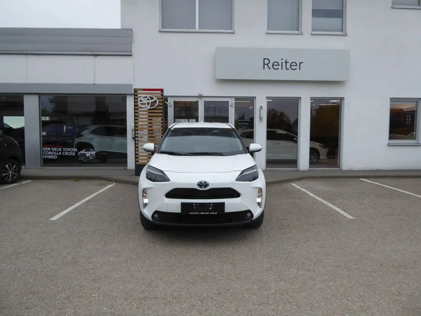 Toyota Yaris Cross 1,5 VVT-i Hybrid Active Aut. bijela - 1