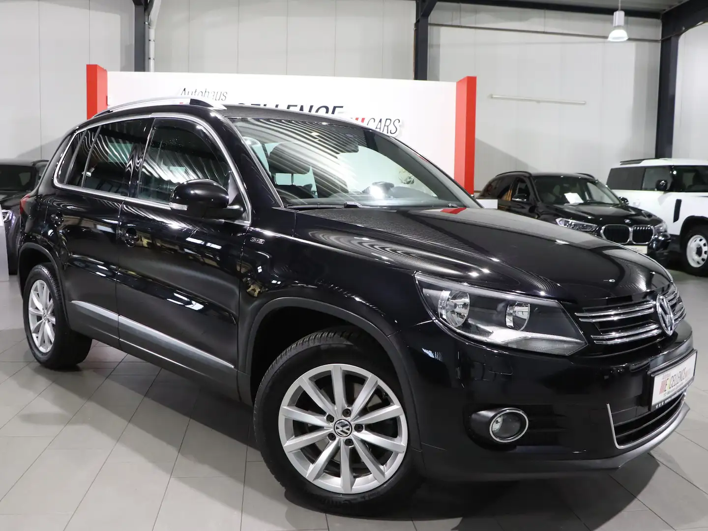 Volkswagen Tiguan 2.0 TDI LOUNGE SPORT & STYLE NAVI+KAMERA Zwart - 2