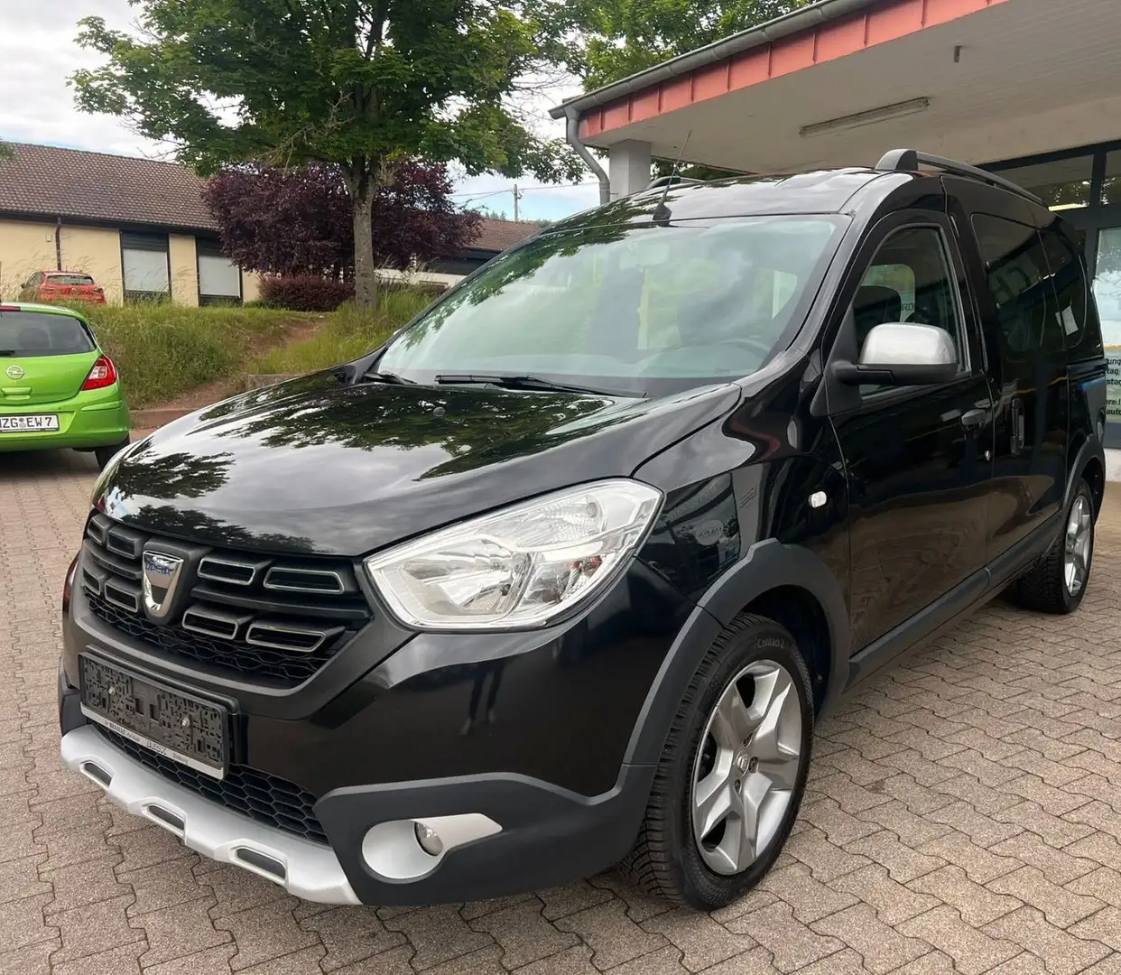Dacia Dokker Stepway 1.6L Navi Klima 1.Hd Scheckheftg. Negro - 1