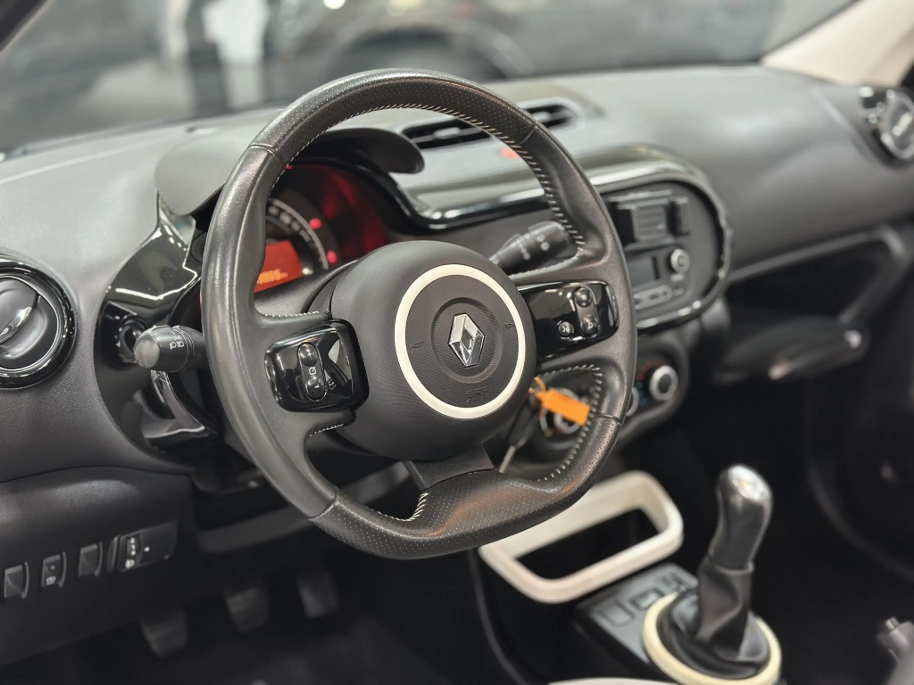 Renault Twingo 1.0 SCe SS VIVA — photo 17
