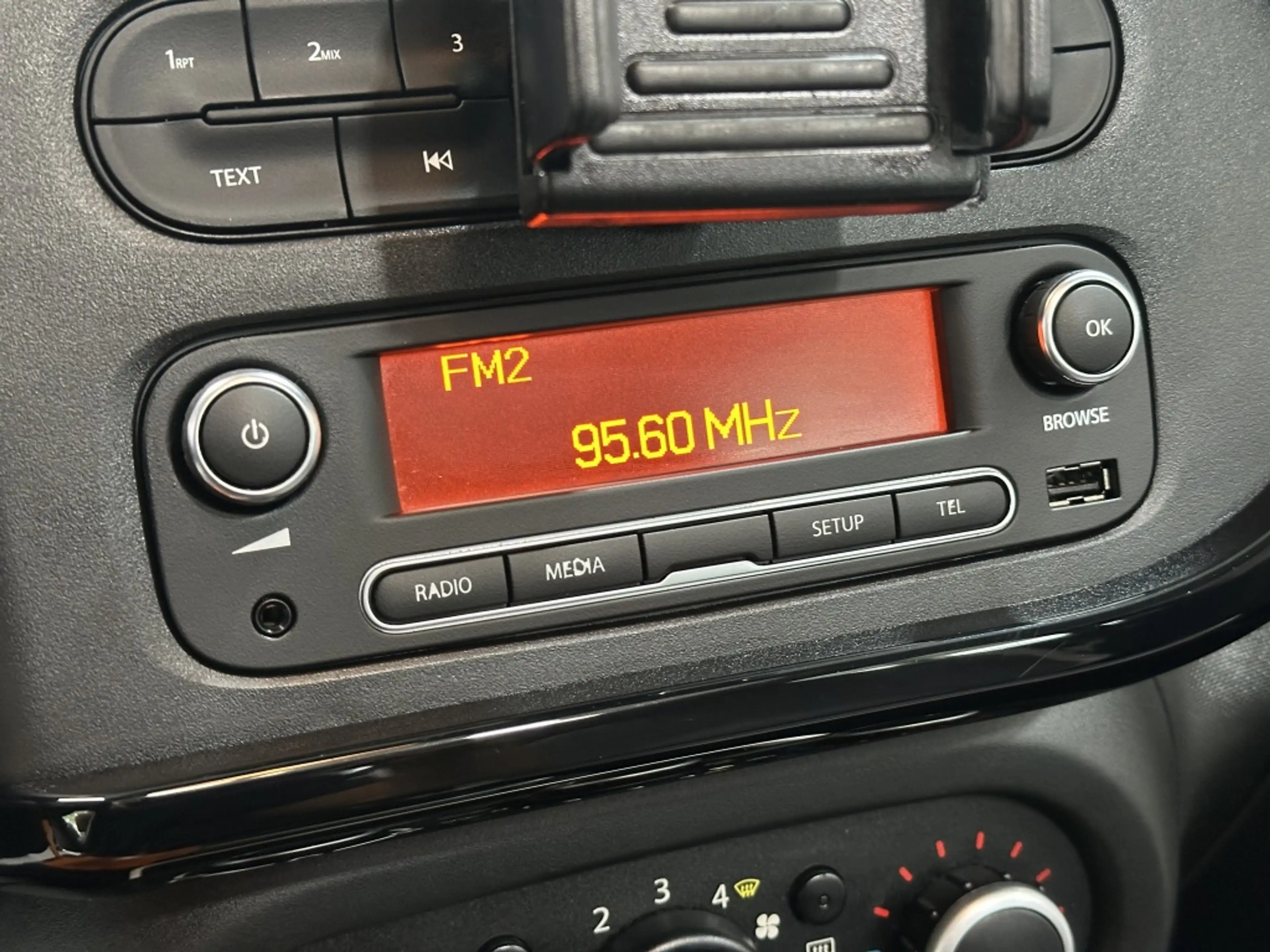 Renault Twingo 1.0 SCe SS VIVA — photo 31
