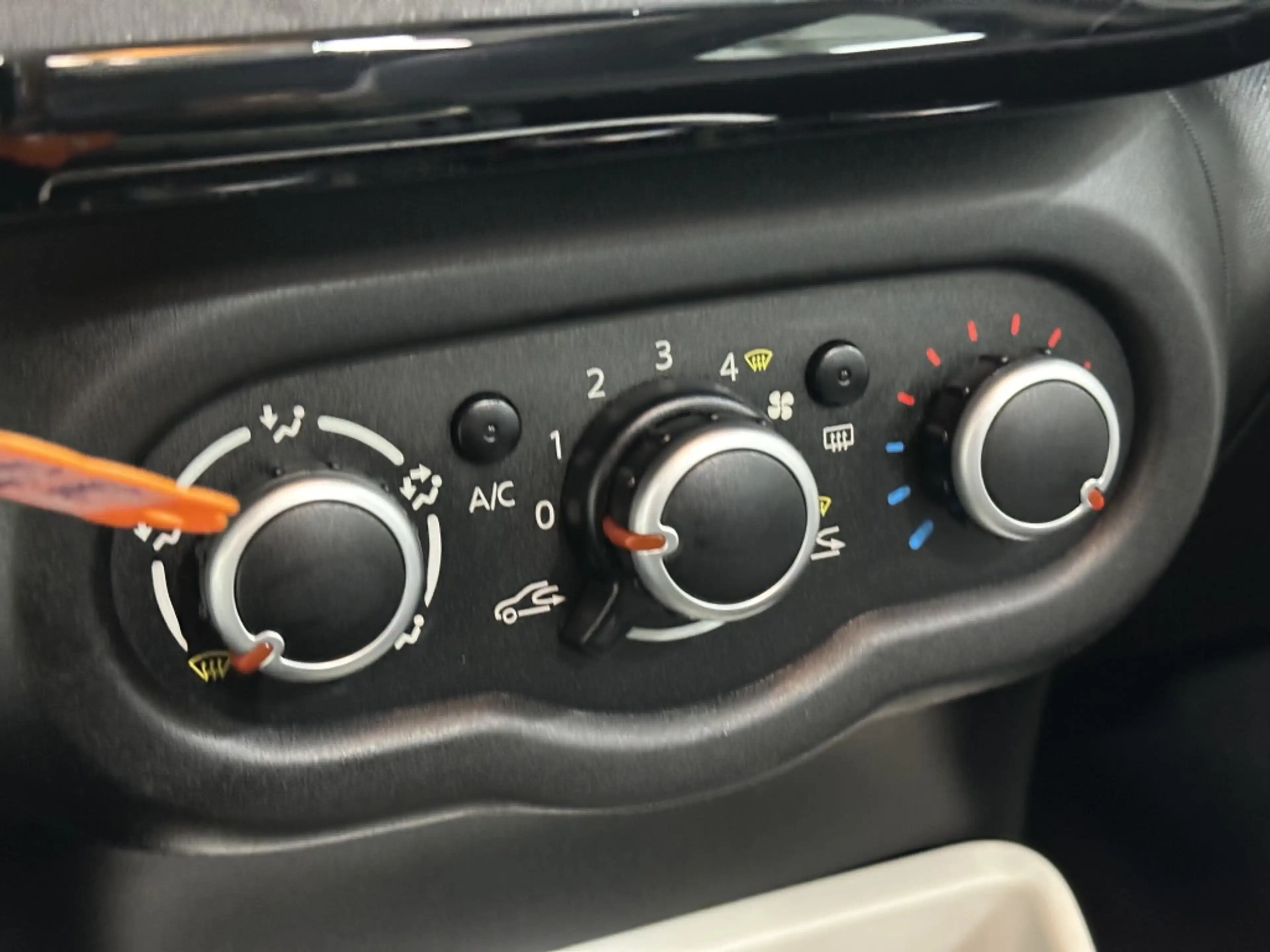 Renault Twingo 1.0 SCe SS VIVA — photo 25