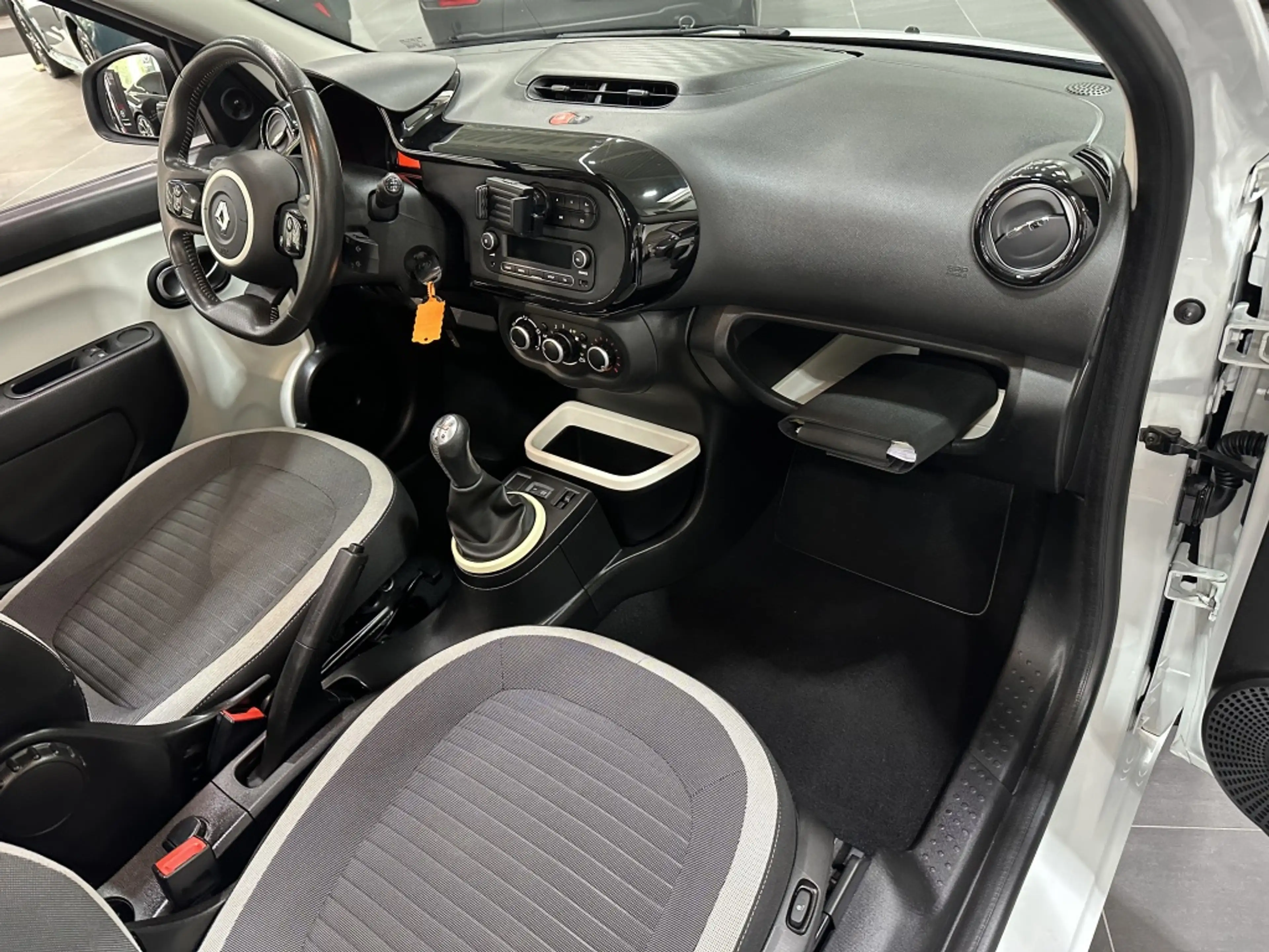Renault Twingo 1.0 SCe SS VIVA — photo 14