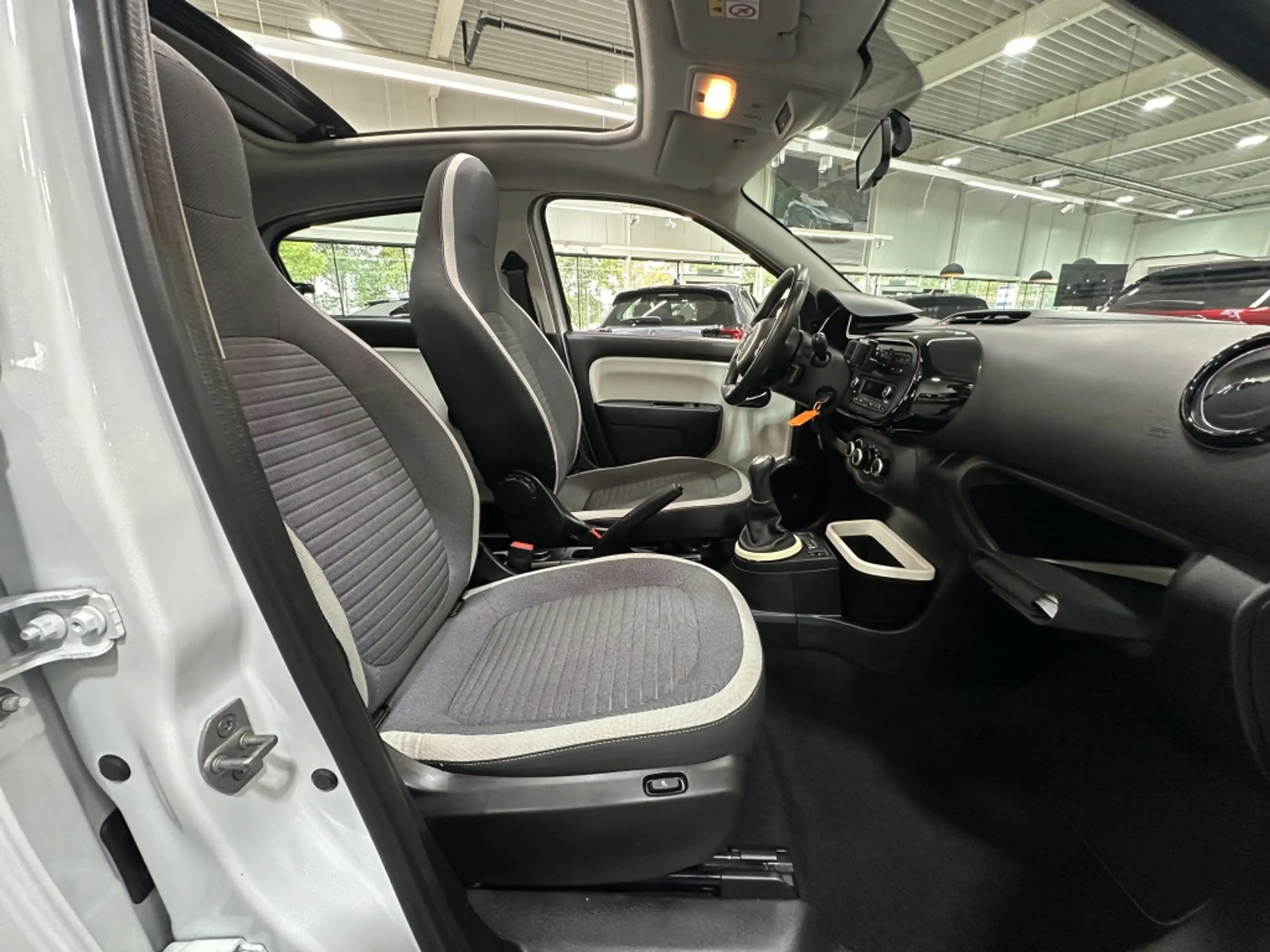 Renault Twingo 1.0 SCe SS VIVA — photo 18