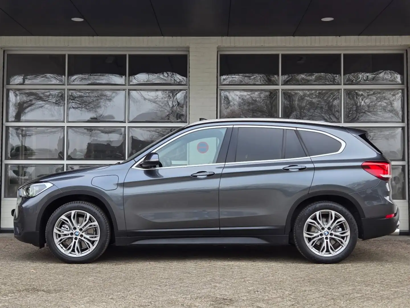 BMW X1 XDRIVE25E I PANORAMA I SPORTSTOELEN I KEYLESS I NA Grijs - 2