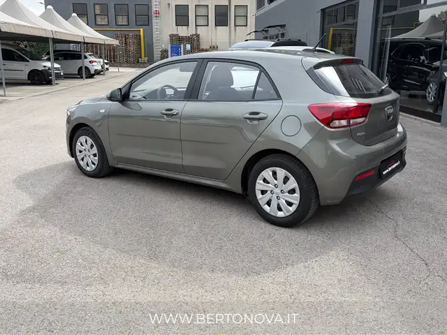 Kia Rio view 3