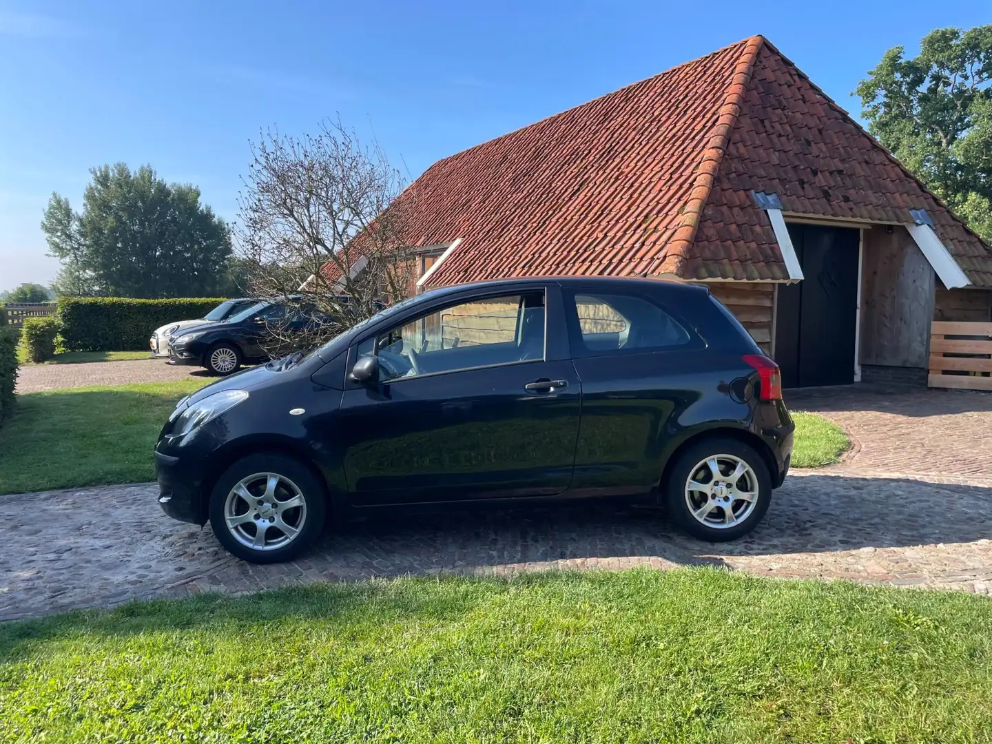 Toyota Yaris 1.0 VVTi-NIEUWE APK-LEES TEKST- Zwart - 2