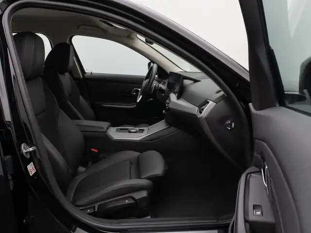 BMW 3 Series view 25