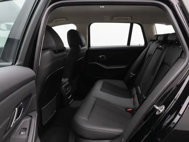 BMW 3 Series view 26
