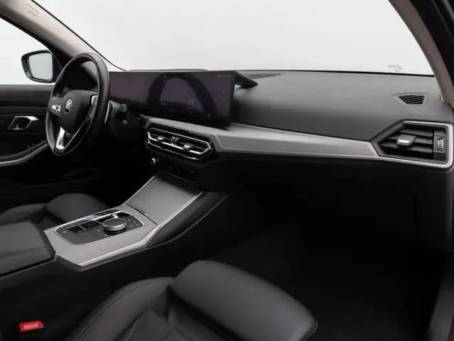 BMW 3 Series view 24