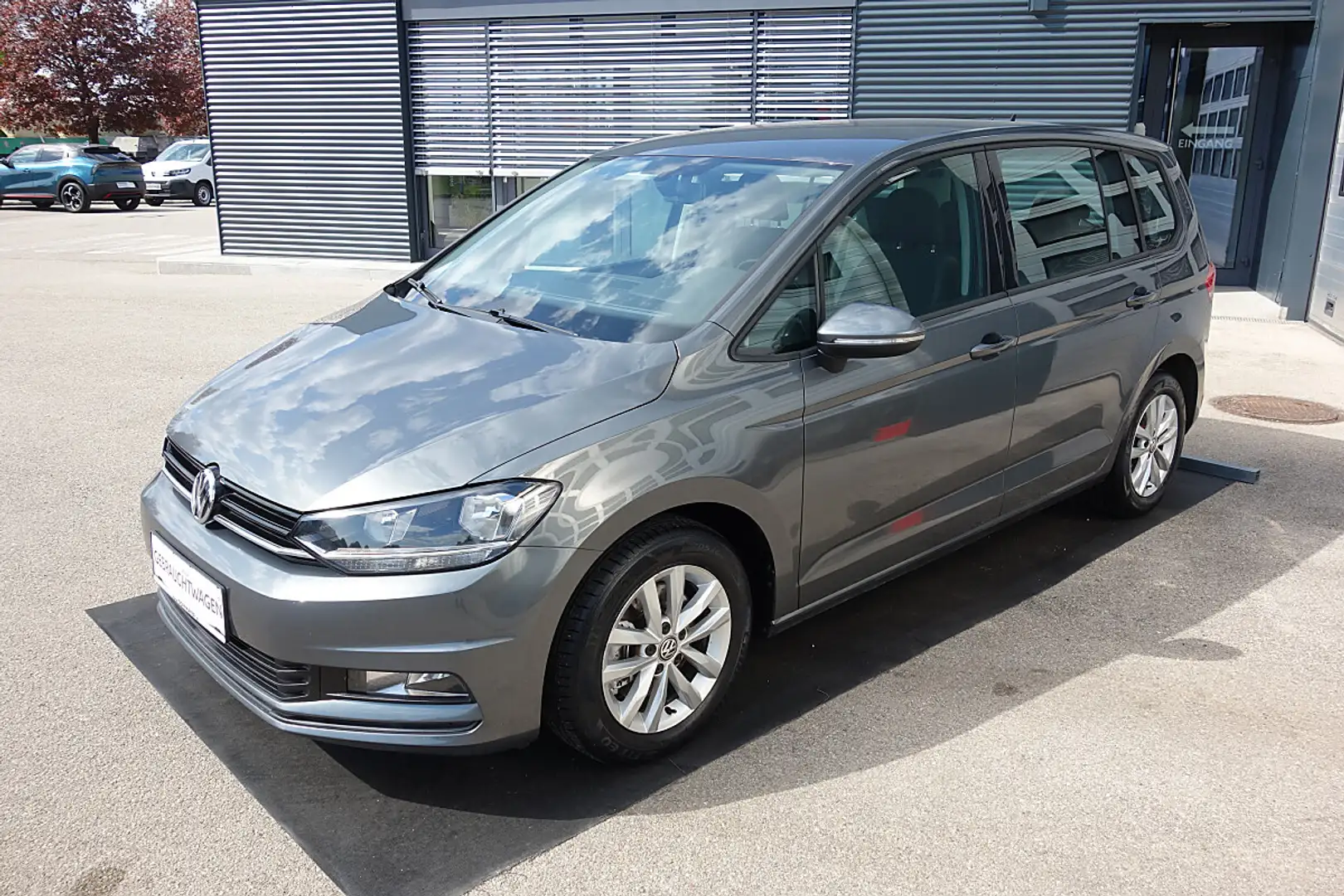 Volkswagen Touran Trendline 1,6 SCR TDI DSG Grau - 1